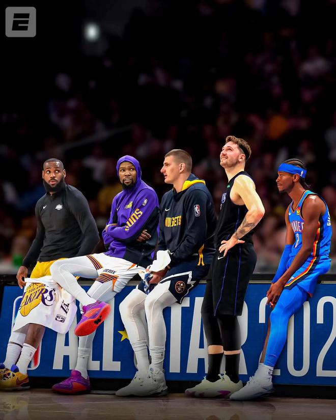 早些时候NBA官方公布了2024全明星首发阵容：西部这边是詹姆斯（票王）、杜兰特、约基奇、亚历山大以及东契奇